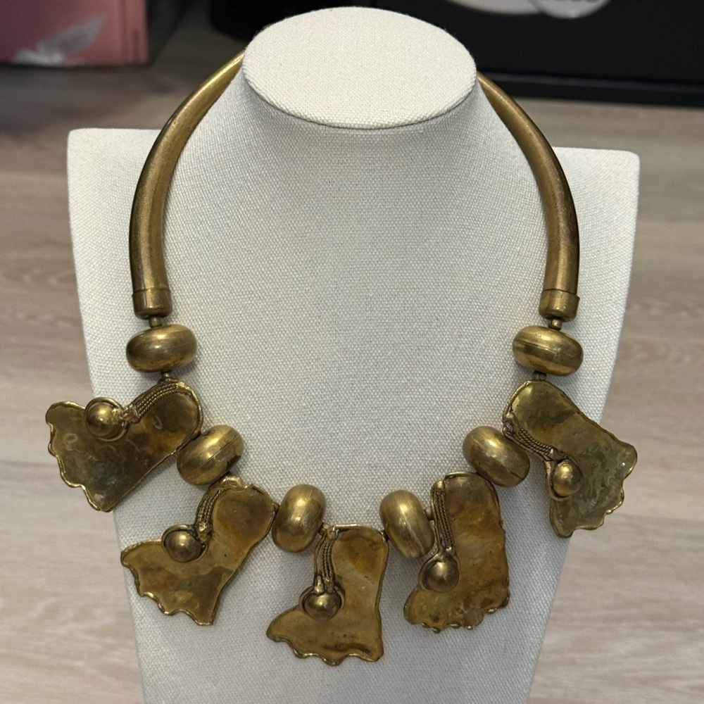 Vintage necklace ft sculptural brass tone accents